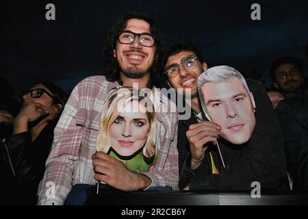 Milano, Italia. 17th maggio, 2023. LA Fotocall FERRAGNEZ LA SERIE S2 a Milano il 26 2023 febbraio. Chiara Ferragni e Fedez fanno selfie al pubblico (Photo by Laura VillaniSipa USA) Credit: Sipa USA/Alamy Live News Foto Stock