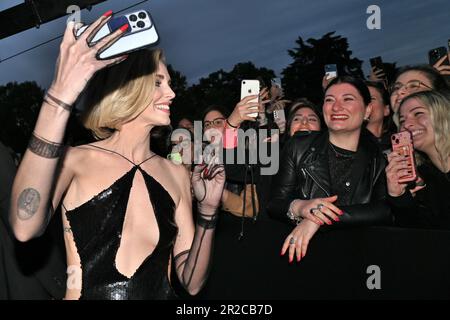 Milano, Italia. 17th maggio, 2023. LA Fotocall FERRAGNEZ LA SERIE S2 a Milano il 26 2023 febbraio. Chiara Ferragni e Fedez fanno selfie al pubblico (Photo by Laura Villani/Sipa USA) Credit: Sipa USA/Alamy Live News Foto Stock