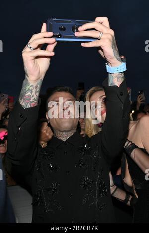 Milano, Italia. 17th maggio, 2023. LA Fotocall FERRAGNEZ LA SERIE S2 a Milano il 26 2023 febbraio. Chiara Ferragni e Fedez fanno selfie al pubblico (Photo by Laura Villani/Sipa USA) Credit: Sipa USA/Alamy Live News Foto Stock