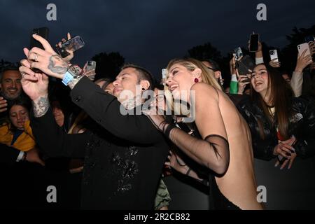 Milano, Italia. 17th maggio, 2023. LA Fotocall FERRAGNEZ LA SERIE S2 a Milano il 26 2023 febbraio. Chiara Ferragni e Fedez fanno selfie al pubblico (Photo by Laura Villani/Sipa USA) Credit: Sipa USA/Alamy Live News Foto Stock