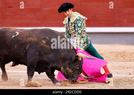 Madrid, Spagna. 18th maggio, 2023. Julian Lopez El Juli visto durante l'ottava corrida della fiera di San Isidro all'arena di Las Ventas a Madrid. La fiera annuale di San Isidro celebra il santo patrono di Madrid. Segna anche l'inizio della stagione della corrida a Madrid. Credit: SOPA Images Limited/Alamy Live News Foto Stock