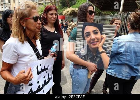 Beirut, Libano. 18th maggio, 2023. Le famiglie delle vittime dell'esplosione portuale si sono manifestate ad Adlye, il Palazzo di Giustizia, a Beirut, in Libano, il 18 2023 maggio. Verso mezzogiorno parenti arrabbiati bruciarono delle gomme fuori dal palazzo per chiedere giustizia per i loro cari. (Foto di Elisa Gestri/SIPA USA) Credit: Sipa USA/Alamy Live News Foto Stock