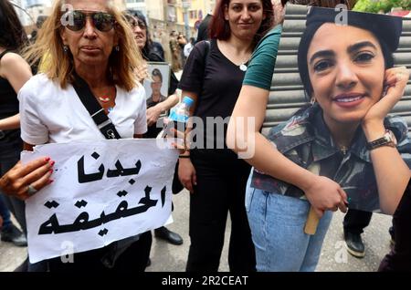 Beirut, Libano. 18th maggio, 2023. Le famiglie delle vittime dell'esplosione portuale si sono manifestate ad Adlye, il Palazzo di Giustizia, a Beirut, in Libano, il 18 2023 maggio. Verso mezzogiorno parenti arrabbiati bruciarono delle gomme fuori dal palazzo per chiedere giustizia per i loro cari. (Foto di Elisa Gestri/SIPA USA) Credit: Sipa USA/Alamy Live News Foto Stock