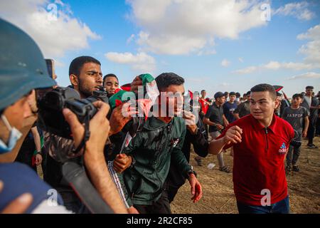 Palestina. 18th maggio, 2023. I palestinesi partecipano a una "marcia della bandiera" lungo il confine con Israele a est della città di Gaza in risposta alla Giornata di Gerusalemme, un evento annuale durante il quale i nazionalisti israeliani celebrano la conquista israeliana di Gerusalemme est dopo la guerra dei sei giorni del 1967. Striscia di Gaza, 18 maggio 2023. Foto di Habboub Ramez/ABACAPRESS.COM Credit: Abaca Press/Alamy Live News Foto Stock