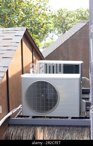 l'installazione di un'unità di climatizzazione esterna con un compressore collocato all'esterno della casa per un raffreddamento efficiente. Foto Stock