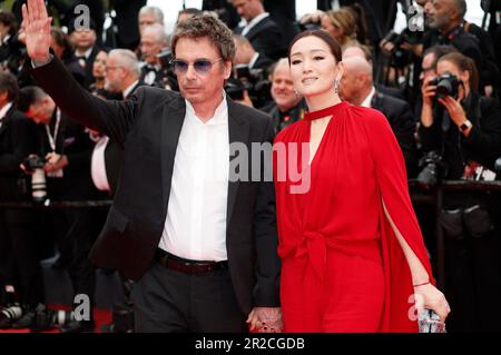 Cannes, Frankreich. 18th maggio, 2023. Jean-Michel Jarre mit Ehefrau Gong li bei der Premiere des Kinofilms 'Indiana Jones and the Dial of Destiny/Indiana Jones und das Rad des Schicksals' auf dem Festival de Cannes 2023/76. Internationale Filmfestspiele von Cannes im Palais des Festivals. Cannes, 18.05.2023 Credit: Geisler-Fotopress GmbH/Alamy Live News Foto Stock