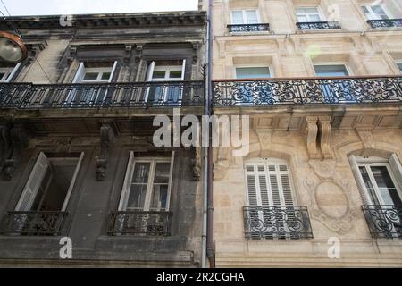 pulizia ristrutturazione edificio facciata casa prima e dopo il lavaggio pulito muro facciata casa all'aperto Foto Stock