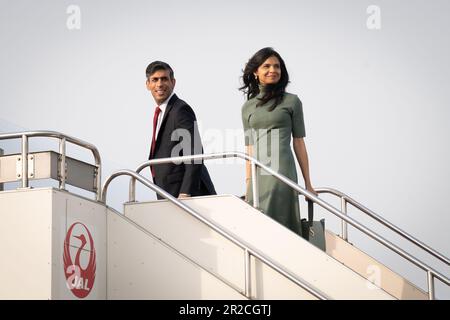 Foto del file datata 18/05/2023 del primo ministro Rishi Sunak e di sua moglie Akshata Murty a bordo di un aereo a Tokyo, in viaggio a Hiroshima prima del vertice del G7 in Giappone. La fortuna personale del primo ministro Rishi Sunak e di sua moglie Akshata Murty è diminuita di oltre £200 milioni di dollari nel corso dell'ultimo anno, mentre il valore della sua partecipazione nella società del padre è crollato. Data di emissione: Venerdì 19 maggio 2023. Foto Stock