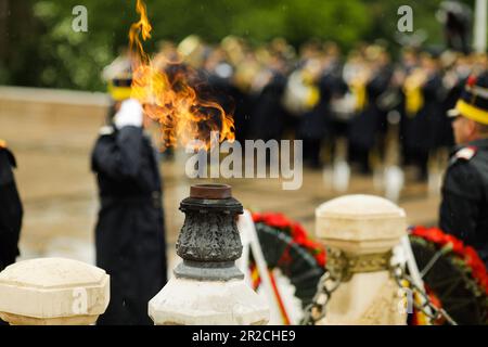 La fiamma eterna per gli eroi dell'esercito durante una cerimonia militare a Bucarest, in Romania, presso la Tomba del Milite Ignoto, durante una giornata di pioggia. Foto Stock