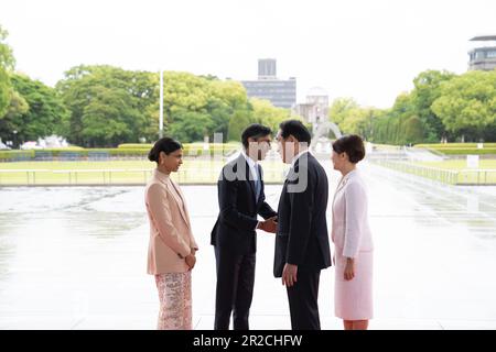 Il primo ministro Rishi Sunak e sua moglie Akshata Munty sono accolti dal primo ministro giapponese Fumio Kishida e dalla moglie Yuko Kishida al Peace Memorial Park durante il vertice del G7 a Hiroshima, in Giappone. Data immagine: Venerdì 19 maggio 2023. Foto Stock