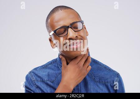 Uomo nero, mal di gola e virus da tosse, allergie o batteri su uno sfondo bianco studio. Malato uomo africano che tocca il collo nel dolore Foto Stock
