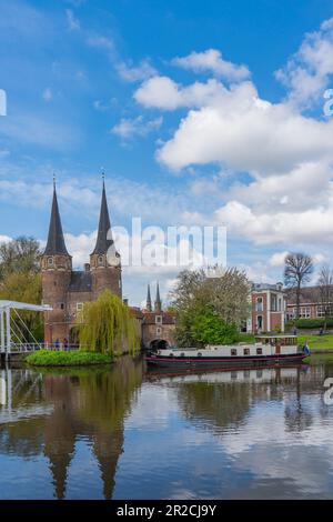 Delft, Paesi Bassi - Aprile 26,2023: Vista della porta orientale di Delft, lungo il canale di Delftse Sie, Paesi Bassi. Foto Stock