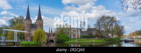 Delft, Paesi Bassi - Aprile 26,2023: Vista della porta orientale di Delft, lungo il canale di Delftse Sie, Paesi Bassi. Foto Stock