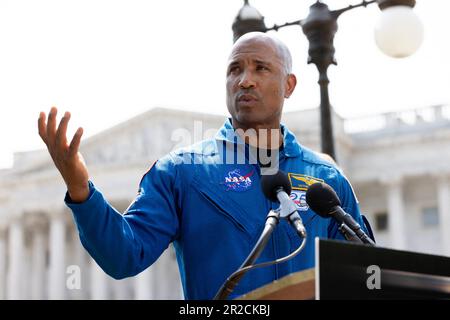 Washington, Stati Uniti. 18th maggio, 2023. Victor Glover, astronauta della NASA, parla durante una conferenza stampa sulla missione Artemis II della NASA al di fuori del Campidoglio a Washington, DC, USA., giovedì 18 maggio, 2023. Foto di Julia Nikhinson/CNP/ABACAPRESS.COM Credit: Abaca Press/Alamy Live News Foto Stock