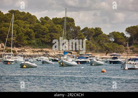 Barca a vela nel porto nautico, Colonia Sant Jordi, Maiorca. Spagna Foto Stock