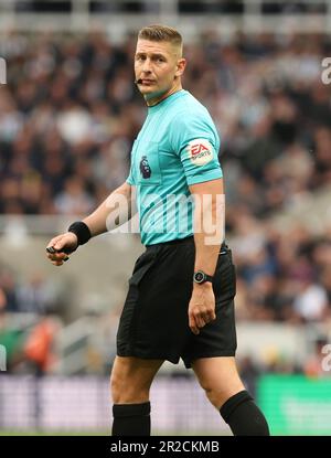 Newcastle upon Tyne, Regno Unito. 18th maggio, 2023. Arbitro Robert Jones durante la partita della Premier League tra Newcastle United e Brighton Hove Albion a St. James' Park, Newcastle upon Tyne. Il credito dell'immagine dovrebbe essere: Nigel Roddis/Sportimage Credit: Sportimage Ltd/Alamy Live News Foto Stock