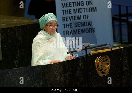 (230519) -- NAZIONI UNITE, 19 maggio 2023 (Xinhua) -- il Vice Segretario Generale delle Nazioni Unite Amina Mohammed si rivolge alla riunione di alto livello dell'Assemblea Generale delle Nazioni Unite sulla revisione intermedia del quadro Sendai per la riduzione del rischio di catastrofi 2015-2030 presso la sede centrale delle Nazioni Unite a New York il 18 maggio 2023. Il Presidente della 77th sessione dell'Assemblea Generale delle Nazioni Unite Csaba Korosi giovedì ha espresso gravi preoccupazioni per l'impatto crescente delle catastrofi in tutto il mondo, rivelando che il numero noto di persone colpite dalle catastrofi è aumentato di 80 volte dal 2015. (Manuel Elias/una Foto/Handout via Xinhua) Foto Stock