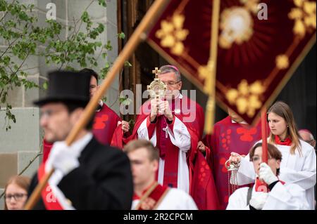 Weingarten, Germania. 19th maggio, 2023. Mons. Michael Gerber (M) detiene la reliquia del Santo sangue. Il Blood Ride è la più grande processione equestre d'Europa in onore del Sacro sangue di Cristo. Credit: Silas Stein/dpa/Alamy Live News Foto Stock