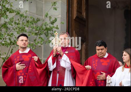 Weingarten, Germania. 19th maggio, 2023. Mons. Michael Gerber (M) detiene la reliquia del Santo sangue. Il Blood Ride è la più grande processione equestre d'Europa in onore del Sacro sangue di Cristo. Credit: Silas Stein/dpa/Alamy Live News Foto Stock