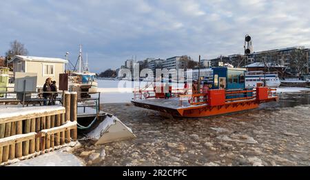 Turku, Finlandia - 22 gennaio 2016: Imbarcazione urbana fori con passeggeri è in viaggio. Si tratta di un traghetto a traffico leggero che ha servito il Fiume Aura per oltre Foto Stock