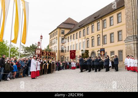 Weingarten, Germania. 19th maggio, 2023. I musicisti suonano durante la presentazione della reliquia del Santo sangue. Il Blood Ride è la più grande processione equestre d'Europa in onore del Sacro sangue di Cristo. Credit: Silas Stein/dpa/Alamy Live News Foto Stock