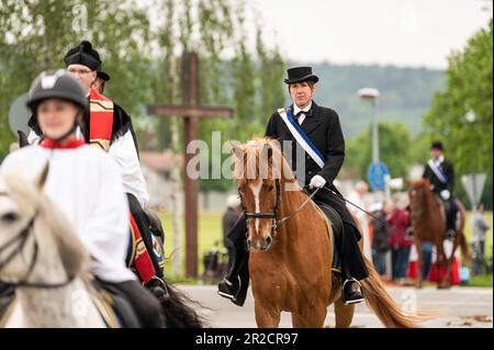 Weingarten, Germania. 19th maggio, 2023. Una donna cavalca in processione. Il Blood Ride è la più grande processione equestre d'Europa in onore del Sacro sangue di Cristo. Credit: Silas Stein/dpa/Alamy Live News Foto Stock