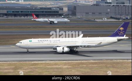 ISTANBUL, TURKIYE - 06 AGOSTO 2022: L'Airbus 330-343E della Saudi Arabian Airlines (1770) atterra all'aeroporto internazionale di Istanbul Foto Stock