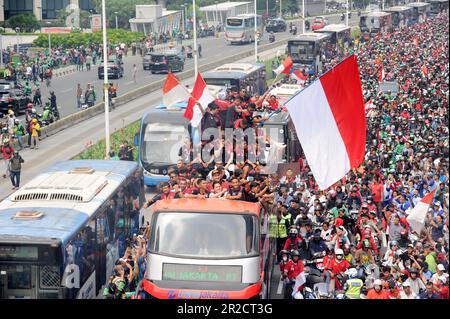 Senayan, Giacarta, Indonesia. 19th maggio, 2023. I residenti si congratulano con tutti gli atleti potenziali che eccellono ai Giochi DEL MARE del 2023 durante una parata vittoriosa su Jalan Sudirman, Jakarta, il 19 2023 maggio. Il contingente indonesiano ai Giochi DEL mare del 2023 ha vinto un totale di 87 medaglie d'oro, 80 medaglie d'argento e 109 bronzo. Il Ministero della Gioventù e dello Sport (Kemenpora) apprezza i successi degli atleti indonesiani ai Giochi DEL MARE del 2023 celebrando questo successo con una sfilata di campioni. (Credit Image: © Dasril Roszandi/ZUMA Press Wire) SOLO PER USO EDITORIALE! Non per USO commerciale! Foto Stock