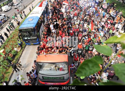 Senayan, Giacarta, Indonesia. 19th maggio, 2023. I residenti si congratulano con tutti gli atleti potenziali che eccellono ai Giochi DEL MARE del 2023 durante una parata vittoriosa su Jalan Sudirman, Jakarta, il 19 2023 maggio. Il contingente indonesiano ai Giochi DEL mare del 2023 ha vinto un totale di 87 medaglie d'oro, 80 medaglie d'argento e 109 bronzo. Il Ministero della Gioventù e dello Sport (Kemenpora) apprezza i successi degli atleti indonesiani ai Giochi DEL MARE del 2023 celebrando questo successo con una sfilata di campioni. (Credit Image: © Dasril Roszandi/ZUMA Press Wire) SOLO PER USO EDITORIALE! Non per USO commerciale! Foto Stock