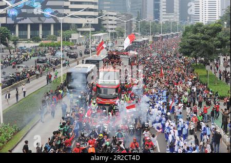 Senayan, Giacarta, Indonesia. 19th maggio, 2023. I residenti si congratulano con tutti gli atleti potenziali che eccellono ai Giochi DEL MARE del 2023 durante una parata vittoriosa su Jalan Sudirman, Jakarta, il 19 2023 maggio. Il contingente indonesiano ai Giochi DEL mare del 2023 ha vinto un totale di 87 medaglie d'oro, 80 medaglie d'argento e 109 bronzo. Il Ministero della Gioventù e dello Sport (Kemenpora) apprezza i successi degli atleti indonesiani ai Giochi DEL MARE del 2023 celebrando questo successo con una sfilata di campioni. (Credit Image: © Dasril Roszandi/ZUMA Press Wire) SOLO PER USO EDITORIALE! Non per USO commerciale! Foto Stock