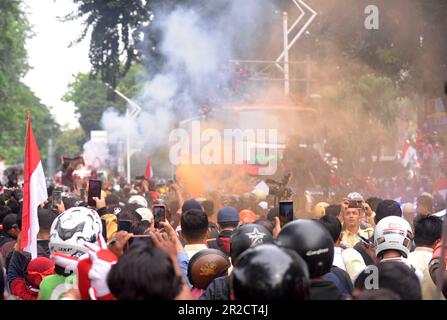 Senayan, Giacarta, Indonesia. 19th maggio, 2023. I residenti si congratulano con tutti gli atleti potenziali che eccellono ai Giochi DEL MARE del 2023 durante una parata vittoriosa su Jalan Sudirman, Jakarta, il 19 2023 maggio. Il contingente indonesiano ai Giochi DEL mare del 2023 ha vinto un totale di 87 medaglie d'oro, 80 medaglie d'argento e 109 bronzo. Il Ministero della Gioventù e dello Sport (Kemenpora) apprezza i successi degli atleti indonesiani ai Giochi DEL MARE del 2023 celebrando questo successo con una sfilata di campioni. (Credit Image: © Dasril Roszandi/ZUMA Press Wire) SOLO PER USO EDITORIALE! Non per USO commerciale! Foto Stock