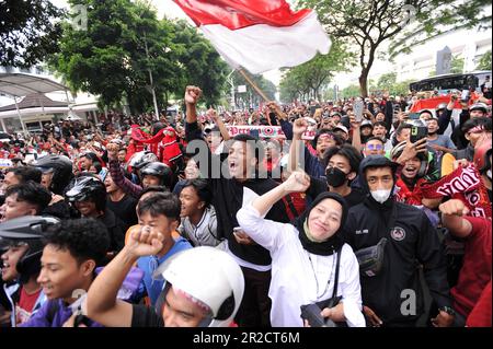 Senayan, Giacarta, Indonesia. 19th maggio, 2023. I residenti si congratulano con tutti gli atleti potenziali che eccellono ai Giochi DEL MARE del 2023 durante una parata vittoriosa su Jalan Sudirman, Jakarta, il 19 2023 maggio. Il contingente indonesiano ai Giochi DEL mare del 2023 ha vinto un totale di 87 medaglie d'oro, 80 medaglie d'argento e 109 bronzo. Il Ministero della Gioventù e dello Sport (Kemenpora) apprezza i successi degli atleti indonesiani ai Giochi DEL MARE del 2023 celebrando questo successo con una sfilata di campioni. (Credit Image: © Dasril Roszandi/ZUMA Press Wire) SOLO PER USO EDITORIALE! Non per USO commerciale! Foto Stock