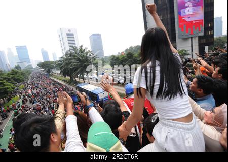 Senayan, Giacarta, Indonesia. 19th maggio, 2023. I residenti si congratulano con tutti gli atleti potenziali che eccellono ai Giochi DEL MARE del 2023 durante una parata vittoriosa su Jalan Sudirman, Jakarta, il 19 2023 maggio. Il contingente indonesiano ai Giochi DEL mare del 2023 ha vinto un totale di 87 medaglie d'oro, 80 medaglie d'argento e 109 bronzo. Il Ministero della Gioventù e dello Sport (Kemenpora) apprezza i successi degli atleti indonesiani ai Giochi DEL MARE del 2023 celebrando questo successo con una sfilata di campioni. (Credit Image: © Dasril Roszandi/ZUMA Press Wire) SOLO PER USO EDITORIALE! Non per USO commerciale! Foto Stock