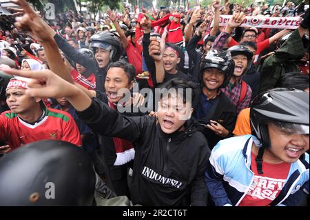 Senayan, Giacarta, Indonesia. 19th maggio, 2023. I residenti si congratulano con tutti gli atleti potenziali che eccellono ai Giochi DEL MARE del 2023 durante una parata vittoriosa su Jalan Sudirman, Jakarta, il 19 2023 maggio. Il contingente indonesiano ai Giochi DEL mare del 2023 ha vinto un totale di 87 medaglie d'oro, 80 medaglie d'argento e 109 bronzo. Il Ministero della Gioventù e dello Sport (Kemenpora) apprezza i successi degli atleti indonesiani ai Giochi DEL MARE del 2023 celebrando questo successo con una sfilata di campioni. (Credit Image: © Dasril Roszandi/ZUMA Press Wire) SOLO PER USO EDITORIALE! Non per USO commerciale! Foto Stock