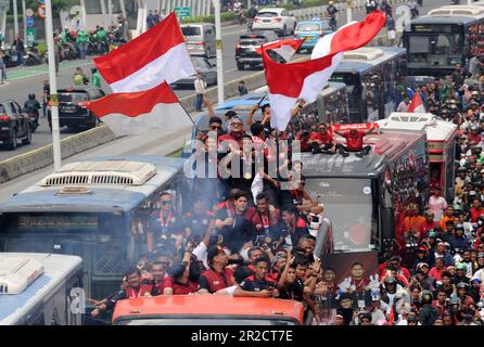 Senayan, Giacarta, Indonesia. 19th maggio, 2023. I residenti si congratulano con tutti gli atleti potenziali che eccellono ai Giochi DEL MARE del 2023 durante una parata vittoriosa su Jalan Sudirman, Jakarta, il 19 2023 maggio. Il contingente indonesiano ai Giochi DEL mare del 2023 ha vinto un totale di 87 medaglie d'oro, 80 medaglie d'argento e 109 bronzo. Il Ministero della Gioventù e dello Sport (Kemenpora) apprezza i successi degli atleti indonesiani ai Giochi DEL MARE del 2023 celebrando questo successo con una sfilata di campioni. (Credit Image: © Dasril Roszandi/ZUMA Press Wire) SOLO PER USO EDITORIALE! Non per USO commerciale! Foto Stock