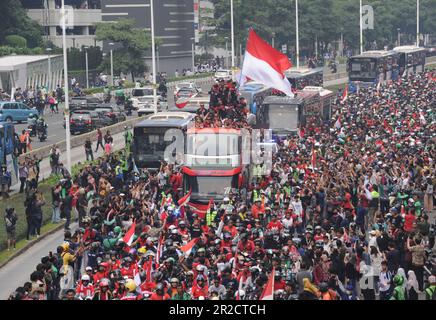 Senayan, Giacarta, Indonesia. 19th maggio, 2023. I residenti si congratulano con tutti gli atleti potenziali che eccellono ai Giochi DEL MARE del 2023 durante una parata vittoriosa su Jalan Sudirman, Jakarta, il 19 2023 maggio. Il contingente indonesiano ai Giochi DEL mare del 2023 ha vinto un totale di 87 medaglie d'oro, 80 medaglie d'argento e 109 bronzo. Il Ministero della Gioventù e dello Sport (Kemenpora) apprezza i successi degli atleti indonesiani ai Giochi DEL MARE del 2023 celebrando questo successo con una sfilata di campioni. (Credit Image: © Dasril Roszandi/ZUMA Press Wire) SOLO PER USO EDITORIALE! Non per USO commerciale! Foto Stock