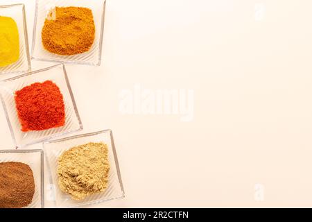 Varie spezie secche in piccole ciotole con spazio copia Foto Stock