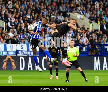 Liam Palmer of Sheffield Wednesday e Jonson Clarke-Harris di Peterborough United si sono sfidati per una palla aerea durante la partita di lancio della Sky Bet League 1 Sheffield Wednesday vs Peterborough a Hillsborough, Sheffield, Regno Unito, 18th May 2023 (Photo by Nick Browning/News Images) Foto Stock