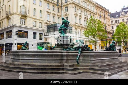 VIENNA, AUSTRIA, MAGGIO 2023 antiche divinità e allegorie d'acqua - vista del Neuer Markt a Vienna, Austria. Foto Stock