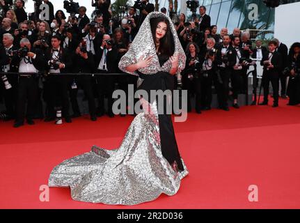 Cannes, Francia. 18th maggio, 2023. L'attrice indiana Aishwarya Rai Bachchan posa durante una fotocall all'edizione 76th del Festival del Cinema di Cannes, nel sud della Francia, il 18 maggio 2023. Credit: Gao Jing/Xinhua/Alamy Live News Foto Stock