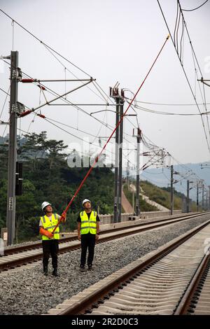 Jakarta, Ltd conduce ispezioni elettriche lungo la ferrovia ad alta velocità Jakarta-Bandung in Indonesia. 18th maggio, 2023. I tecnici della China Railway Electrification Engineering Group Co., Ltd effettuano ispezioni elettriche lungo la Jakarta-Bandung High-Speed Railway in Indonesia, 18 maggio 2023. La trasmissione di potenza tramite sistema catenaria (OCS) lungo l'intera linea della ferrovia ad alta velocità (HSR) di Jakarta-Bandung è stata condotta con successo giovedì. Credit: Notizie dal vivo su Jiao Hongtao/Xinhua/Alamy Foto Stock