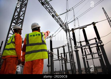 Jakarta, Ltd ispezionare l'apparecchiatura prima della trasmissione di potenza alla sottostazione Walini della ferrovia ad alta velocità Jakarta-Bandung in Indonesia. 18th maggio, 2023. I tecnici della China Railway Electrification Engineering Group Co., Ltd ispezionano l'apparecchiatura prima della trasmissione di potenza alla sottostazione Walini della Jakarta-Bandung High-Speed Railway in Indonesia, 18 maggio 2023. La trasmissione di potenza tramite sistema catenaria (OCS) lungo l'intera linea della ferrovia ad alta velocità (HSR) di Jakarta-Bandung è stata condotta con successo giovedì. Credit: Notizie dal vivo su Jiao Hongtao/Xinhua/Alamy Foto Stock