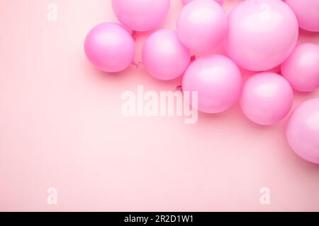 Sfondo di compleanno pastello con palloncini, vista dall'alto Foto