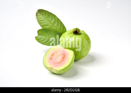 Frutta di guava rosa isolata su fondo bianco. Frutta di guava con foglia isolata su fondo bianco. Frutta di guava rosa tailandese isolata su fondo bianco. Foto Stock