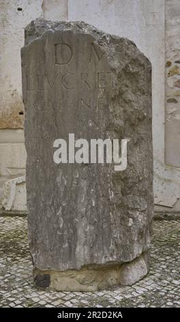 Cippo funerario di Lucius Lucrezio Nepos, 2nd ° secolo d.C. Da Lisbona. Museo Archeologico di Carmo. Lisbona, Portogallo. Foto Stock