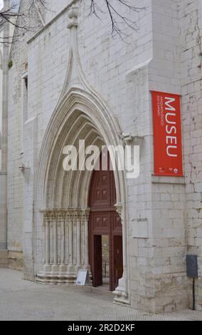 Museo Archeologico di Carmo. Fondata nel 1864 da Joaquim Possidonio da Silva (1806-1896), è ospitata nelle rovine dell'ex Convento di Carmo (Convento do Carmo), il più importante tempio gotico della città fino a quando non fu distrutta da un terremoto nel 1755. Porta d'ingresso. Lisbona, Portogallo. Foto Stock