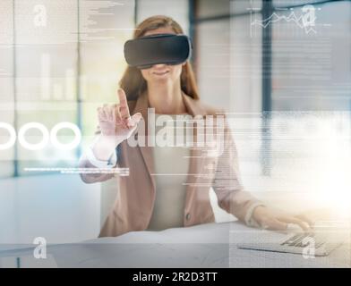 Donna d'affari, realtà virtuale e analisi in sovrapposizione per dati futuri, tecnologia o innovazione in ufficio. Donna felice o dipendente sorridente Foto Stock