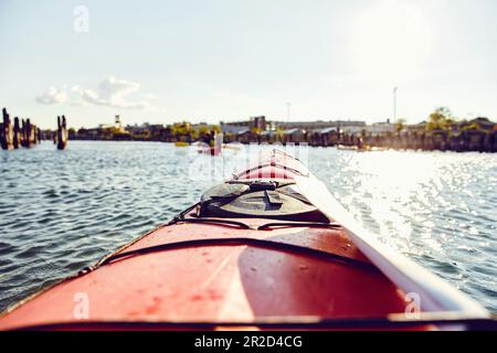 Kayak di mare rosso al tramonto galleggiante a casco Bay, Maine Foto Stock