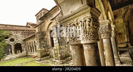 Chiostro della Collegiata di Santa Giuliana, 12th ° secolo in stile romanico, proprietà spagnola di interesse culturale, patrimonio dell'umanità dell'UNESCO, Santill Foto Stock