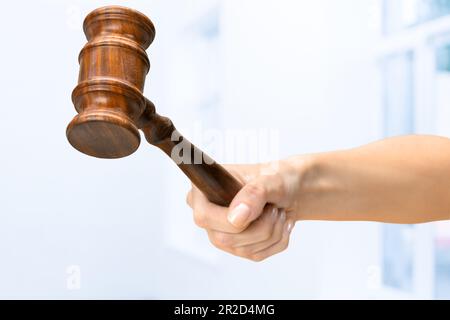 Someones mano azienda diritto in legno martello Foto Stock